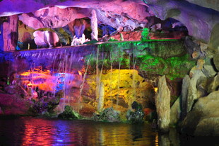 梦幻灯光下的溶洞景观