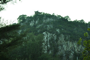 陡峭山峰覆绿植