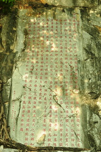 古老斑驳的方格图案墙面