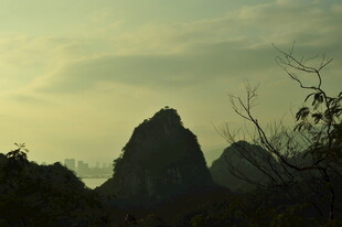 黄昏下的秀丽山峦