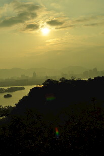 黄昏时分的城市与落日美景