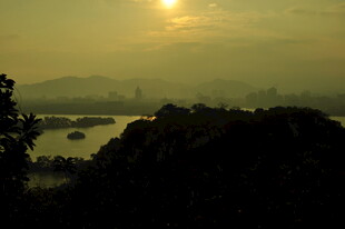 黄昏湖畔山林美景