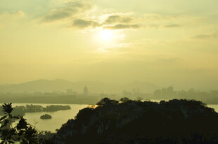 夕阳下的山水景观