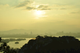 黄昏下的山水城市美景