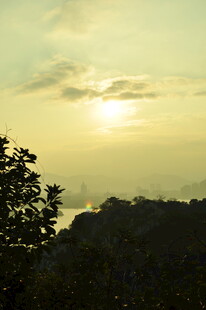 黄昏时分的山林与天际