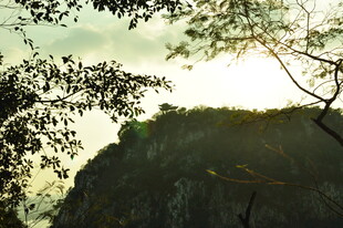 山林间的阳光与峭壁景观