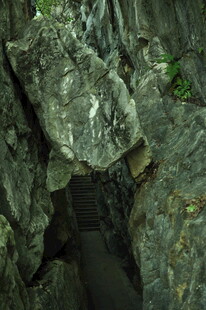 神秘洞穴内的嶙峋岩石