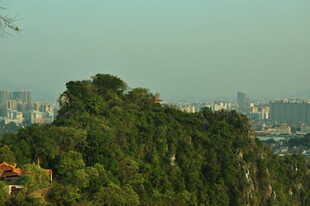 山林之上的城市远景