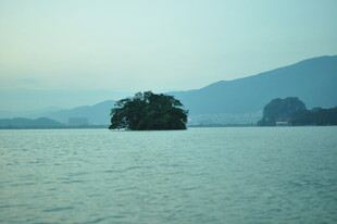 湖中小岛与远山景致
