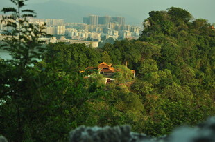 山林间的建筑与城市远景