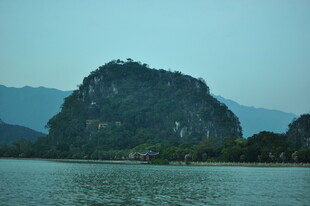 山水相依的秀丽自然景观