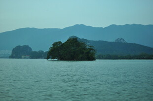 湖中小岛与远山美景