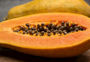切开的木瓜特写