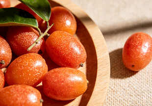 木盘里的羊奶果