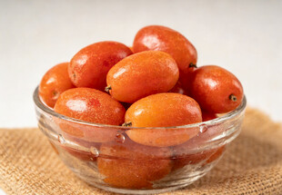 玻璃碗中的羊奶果