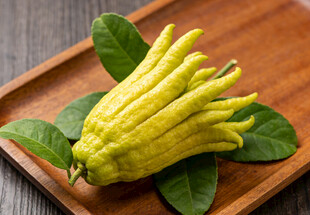 木盘上的佛手柑