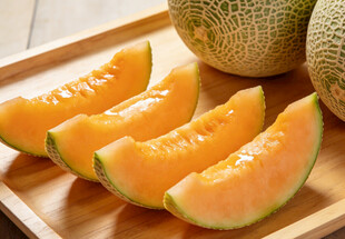 木盘上的哈密瓜切片