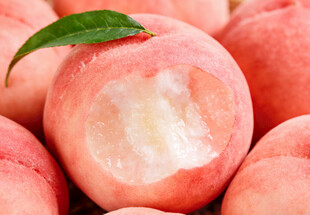 鲜嫩多汁的水蜜桃特写