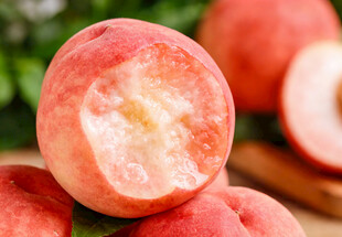 咬了一口的水蜜桃