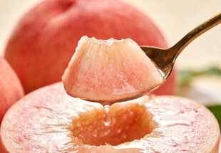 勺子挖水蜜桃果肉