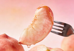 叉子叉起多汁水蜜桃