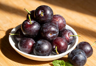 碗中黑布林李子