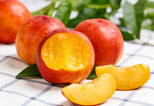 咬了一口的黄心油桃