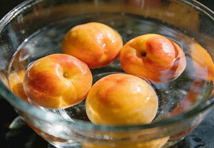 玻璃碗中泡着的桃子