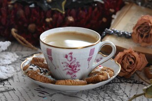 复古风咖啡与点心组合