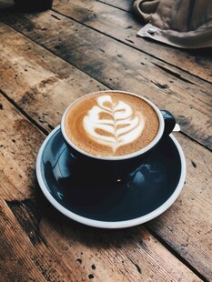 木质桌上的精美拉花咖啡