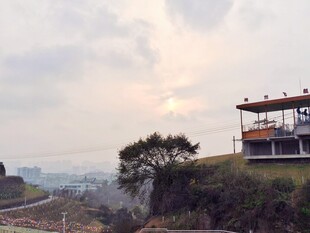 山顶观景台俯瞰城市风光