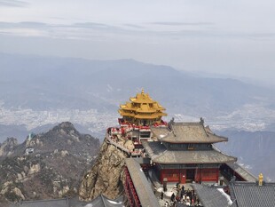 山顶古建筑景观