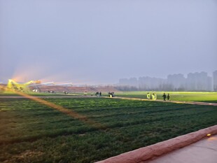 雾中田野与远处城市景观