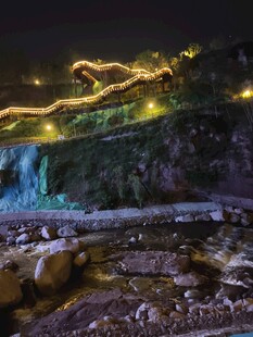 夜晚山间的璀璨灯光景观