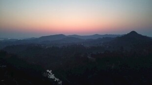 黄昏下的山峦美景