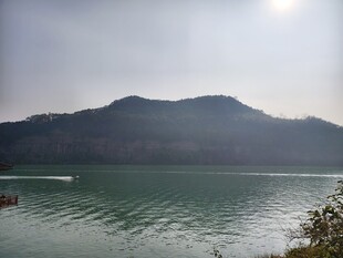 湖光山色间的宁静美景