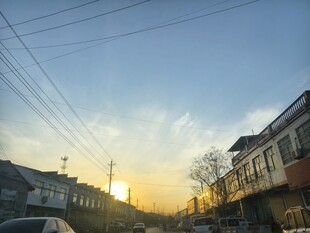 夕阳下的街边景象