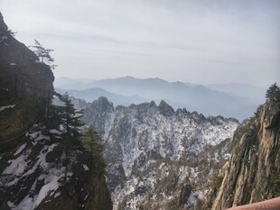 雪覆山峦的壮美自然景观