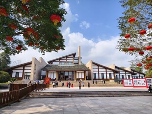 中式建筑前的热闹场景