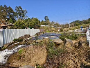 自然溪流旁的岩石景观