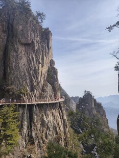 悬崖栈道  壮美山间景致
