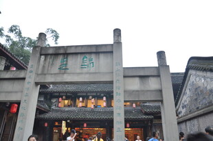 古牌坊下的热闹市井