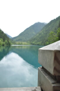 湖畔美景 青山绿水相映