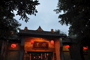 古宅夜景 红灯高悬