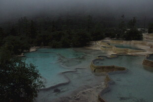 梦幻蓝绿色的山间温泉池