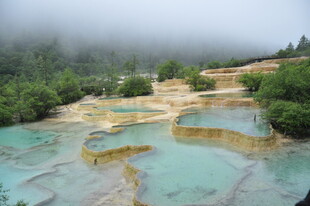 梦幻五彩钙化池景观