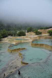 梦幻五彩的天然温泉池