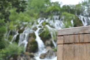 木台旁的秀丽山间瀑布