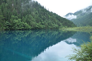 山间幽蓝湖泊美景