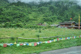 山间藏式村落与经幡景观